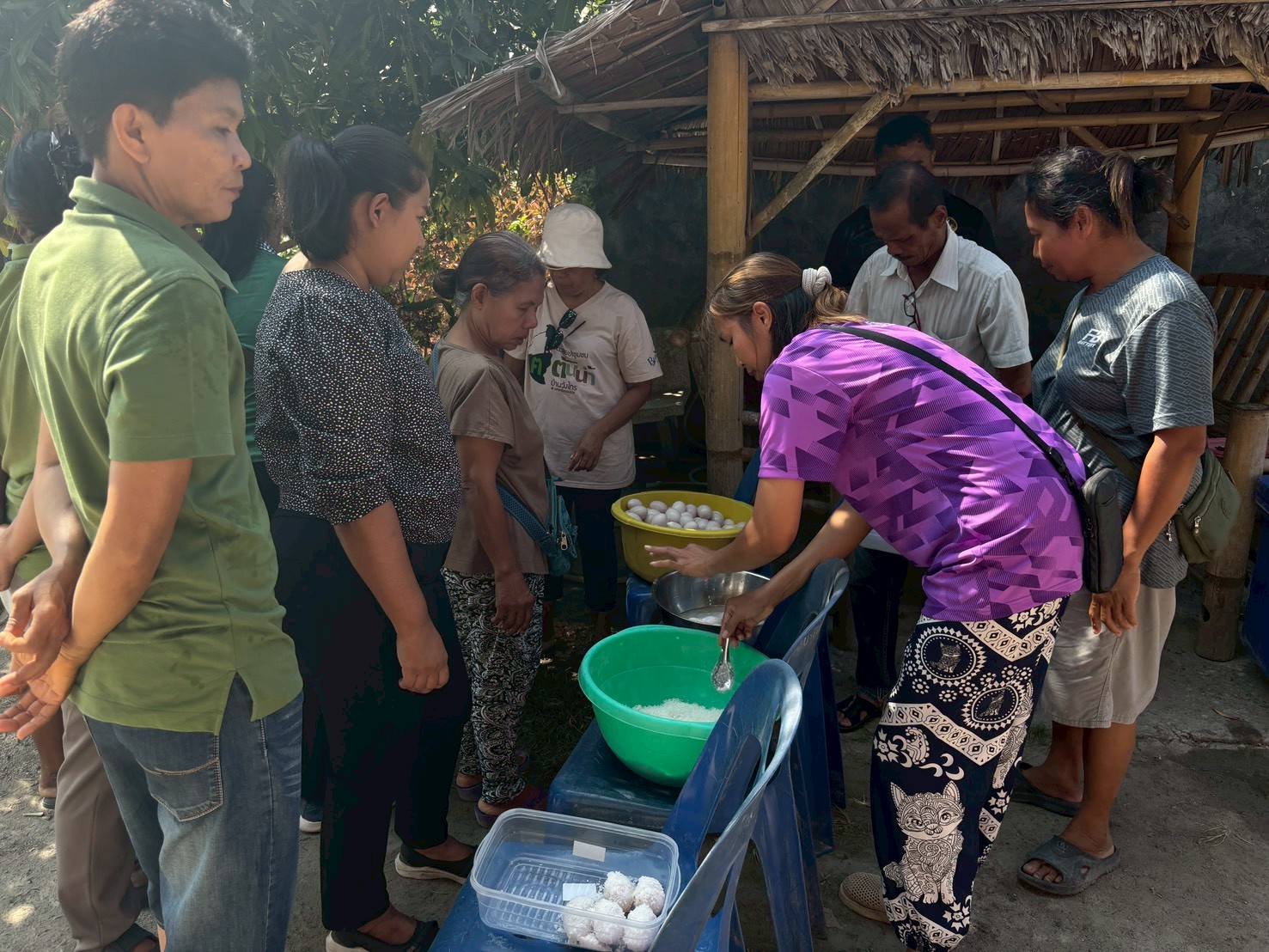 ติดตามการดำเนินงานกลุ่มอาชีพการทำไข่เค็มและเลี้ยงหอยขม