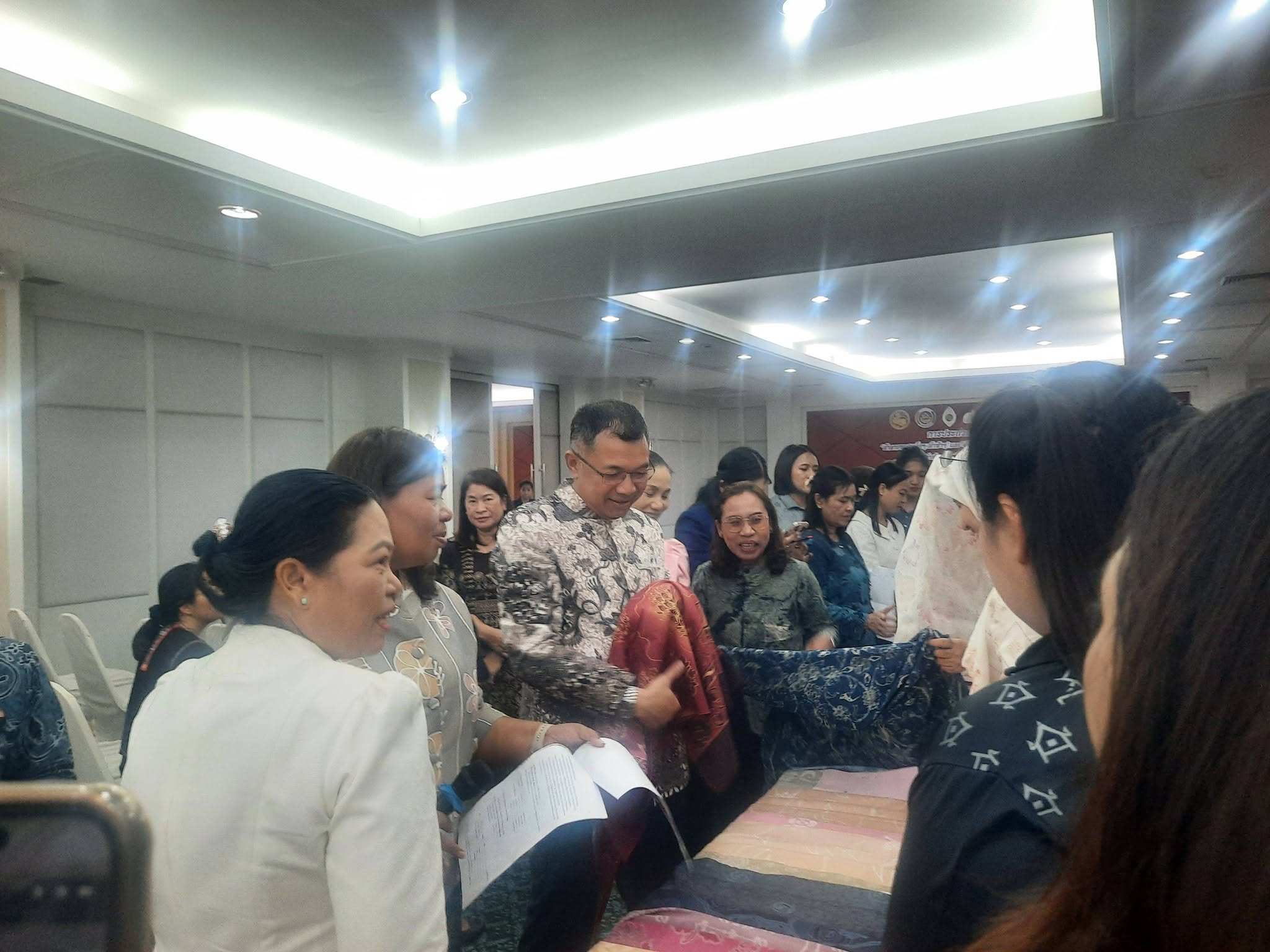 พช.เฉลิมพระเกียรติ ร่วมกิจกรรมการประกวดผ้าลายพระราชทาน “ผ้าลายสมเด็จฯ-เจ้าฟ้าฯ” และ “ผ้าลายบุปผา บรมราชินีนาถ” พร้อมส่งเสริมผลิตภัณฑ์หัตถกรรมระดับจังหวัด